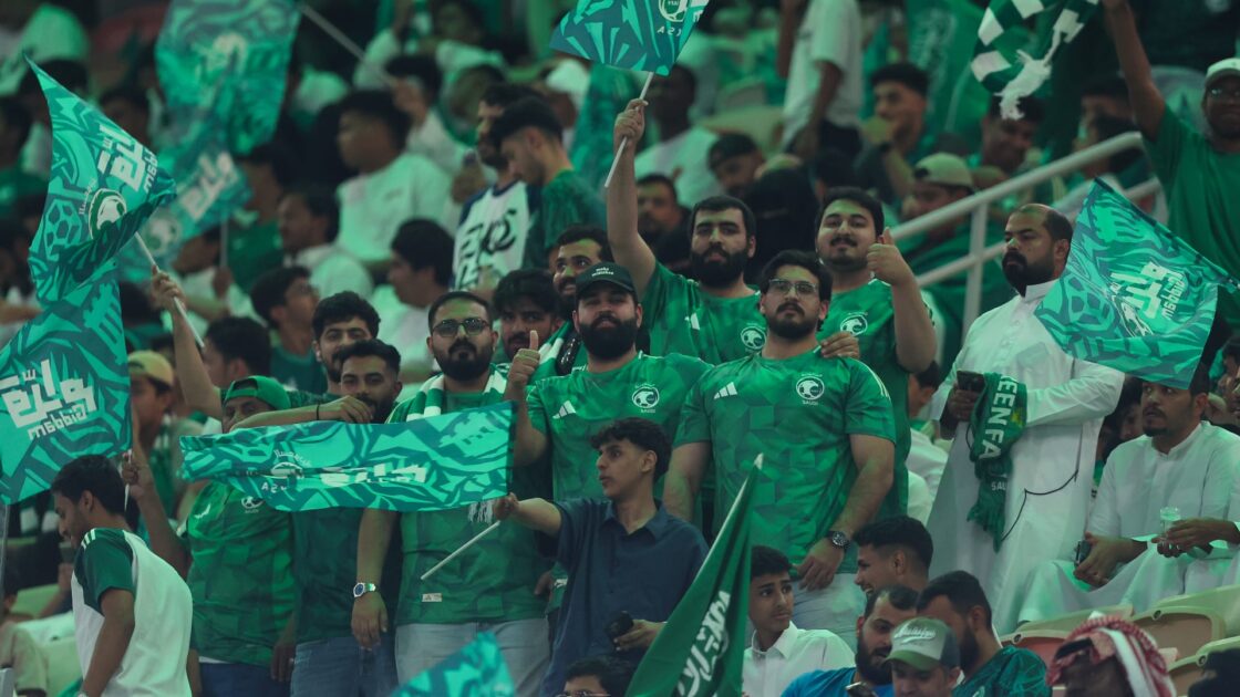 بعد المباراة مباشرة.. هذا ما فعلته الجماهير السعودية مع لاعبي قطر