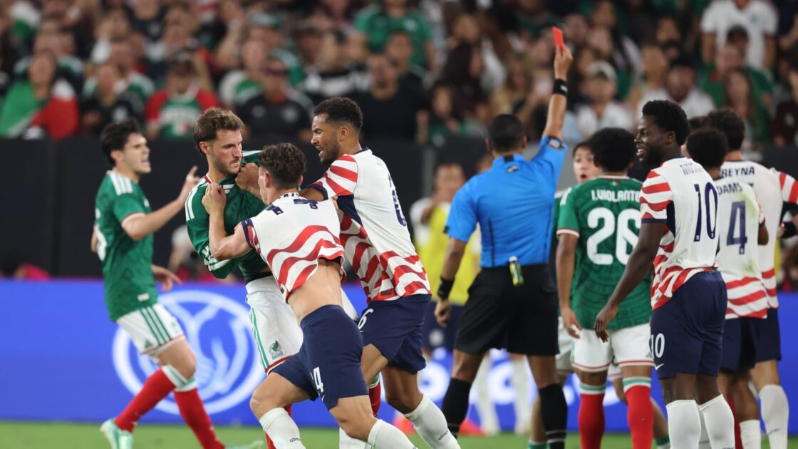 طرد لاعب مكسيكي بعد اعتدائه على منافسه في ودية أمام أمريكا