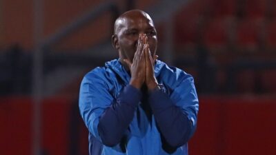 موسيماني يصافح لاعبي منتخب مصر عقب ودية جنوب إفريقيا
