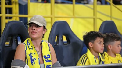 جورجينا تبرز لافتة جماهير النصر الداعمة لرونالدو في الأول بارك