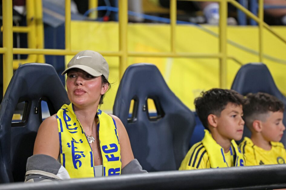 جورجينا تبرز لافتة جماهير النصر الداعمة لرونالدو في الأول بارك