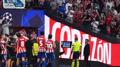 لاعب وضع إصبعه في أذن زميله.. موقف طريف على دكة بدلاء أتلتيكو مدريد