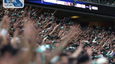 جماهير الفتح ترفع لافتة “كلنا فداك يا وطن” في الدوري السعودي