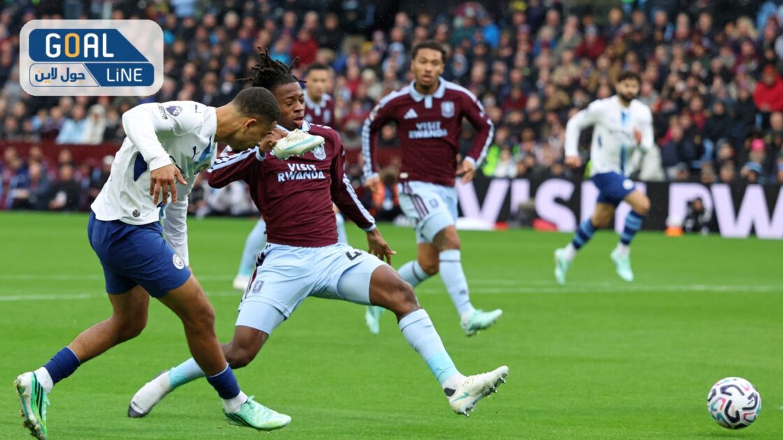 لاعب أستون فيلا يواصل اللعب بحذاء في يده أمام مانشستر سيتي