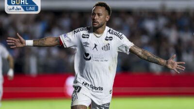 طرد نيمار في الدوري البرازيلي بعد تغطيته فمه أثناء حديثه مع منافسه