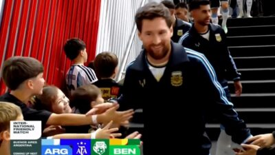 اول ظهور لميسي في اخر مباراة دولية له مع الارجنتين وعناقه للاطفال