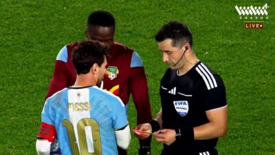 الحكم يهدي كروته لـ ميسي بعد انتهاء اخر مباراة دولية مع الارجنتين وتحيه من جميع اللاعبين والجماهير
