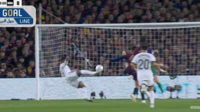 مبابي كاد ان يسجل هدف مقصية امام برشلونة بالدوري الاسباني