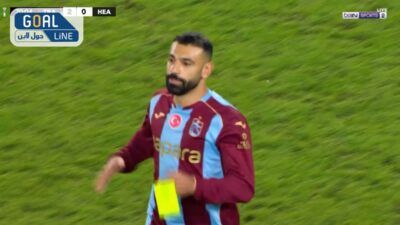 لحظة خروج محمد صلاح في مباراة طرابزون وهارتس في دوري المؤتمر الاوروبي