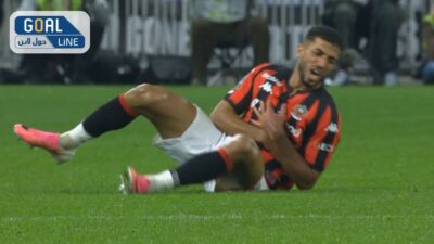محمد عبد المنعم يتسبب في طرد لاعب ليون بالدوري الفرنسي